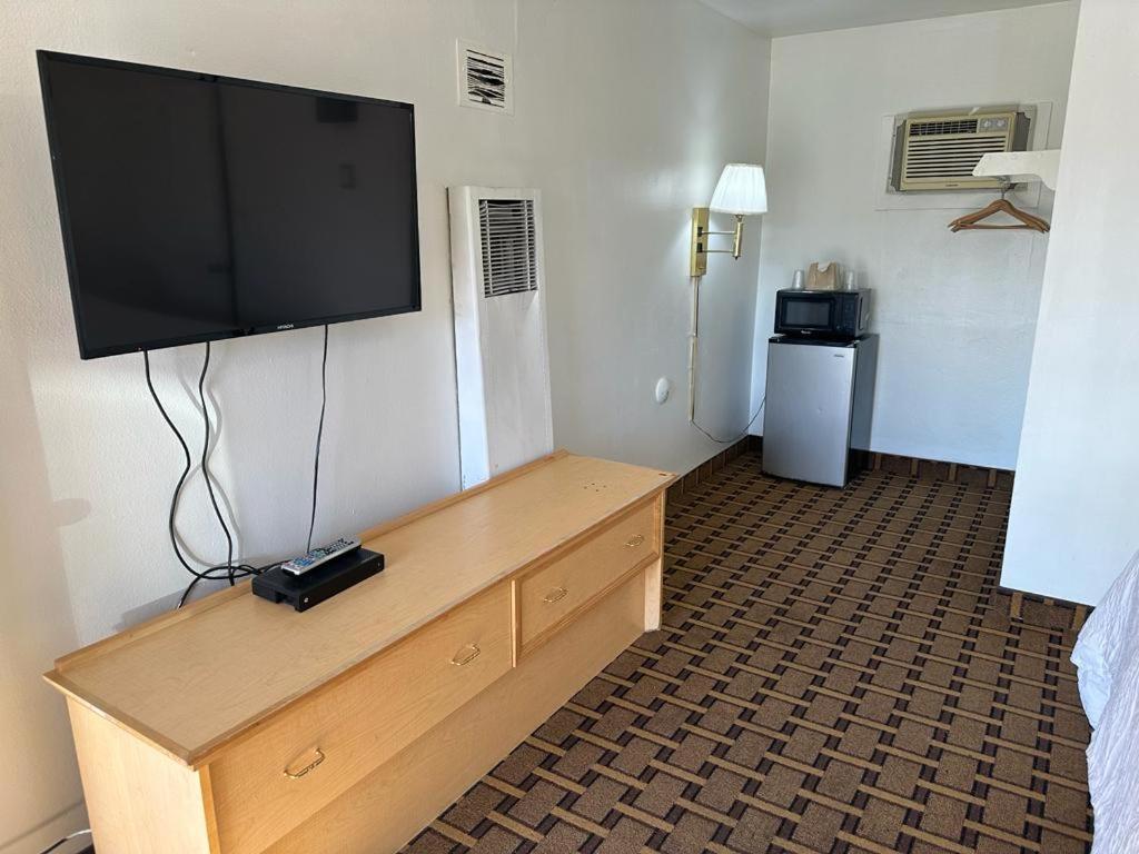 Ski'S Western Motel Great Falls Exterior photo